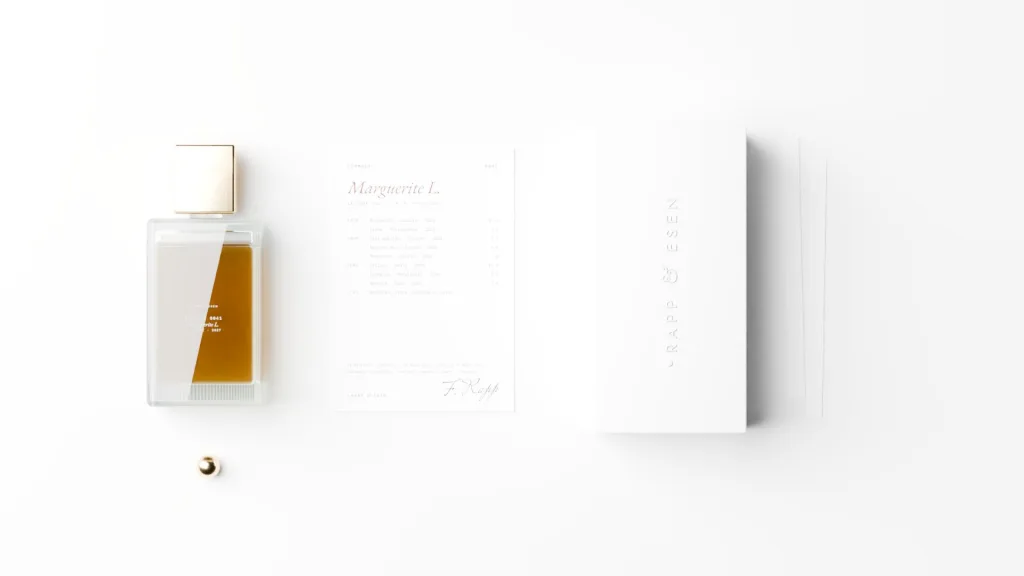 The bottle, the formula card and the box, laid out on white